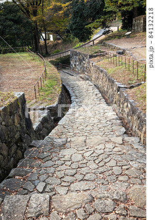 史跡金山城跡　大手虎口から続くカーブした通路 84132218