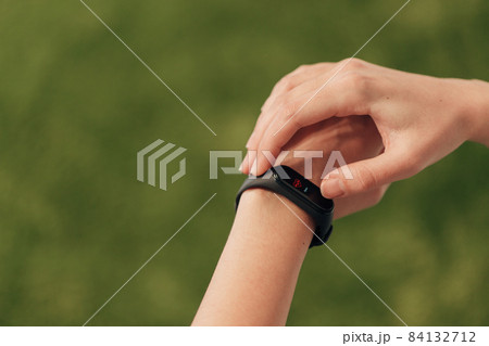 The girl will measure her heartbeat on a smart watch. Checking pulse. The girl will measure her heartbeat on a smart watch. Checking pulse. 84132712