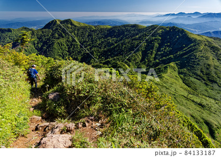苗場山稜線を行く登山者と神楽ノ峰・霧ノ塔山の眺め 苗場山稜線を行く登山者と神楽ノ峰・霧ノ塔山の眺め 84133187