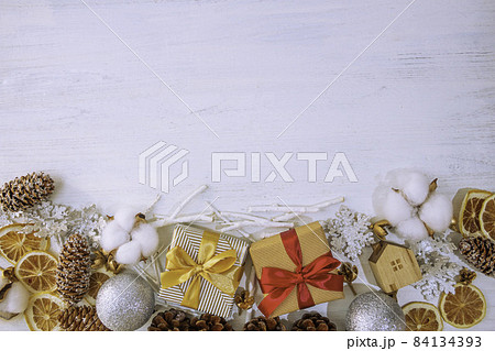 冬のショッピングの背景(クリスマスシーズンの買い物など) 冬のショッピングの背景(クリスマスシーズンの買い物など) 84134393
