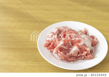 皿にのせた、生の豚肉切り落とし 皿にのせた、生の豚肉切り落とし 84134449