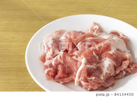 皿にのせた、生の豚肉切り落とし 皿にのせた、生の豚肉切り落とし 84134450