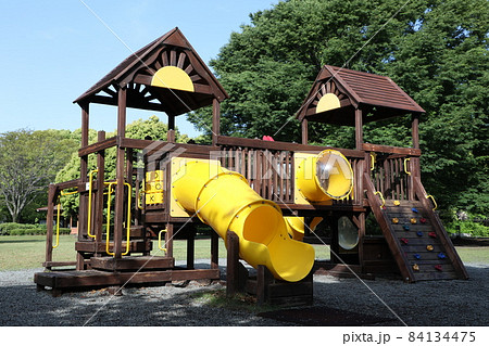 公園の遊具 84134475