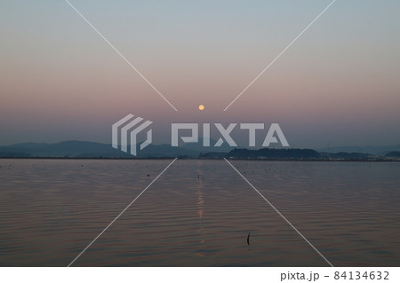 早朝の霞ヶ浦湖岸から望む筑波山と満月 早朝の霞ヶ浦湖岸から望む筑波山と満月 84134632