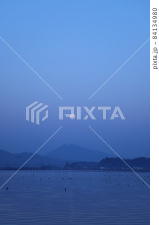 早朝の霞ヶ浦湖岸から望む筑波山と満月 早朝の霞ヶ浦湖岸から望む筑波山と満月 84134980