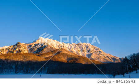 戸隠山の夜明け（冬） 84135843