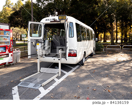 リフト付きの介護車両 リフト付きの介護車両 84136159