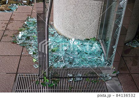 大型台風で粉々に割れたマンション入り口のガラス扉 84136532