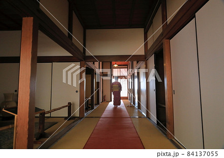 日本家屋の廊下を歩く着物姿の女性 日本家屋の廊下を歩く着物姿の女性 84137055