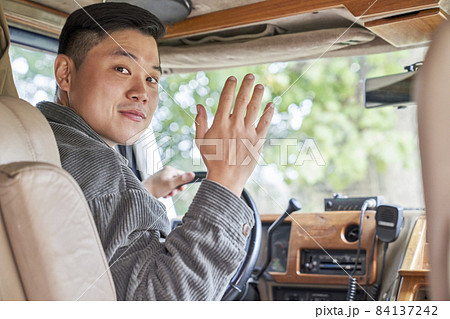 若い男 若い男性 ドライブ 84137242