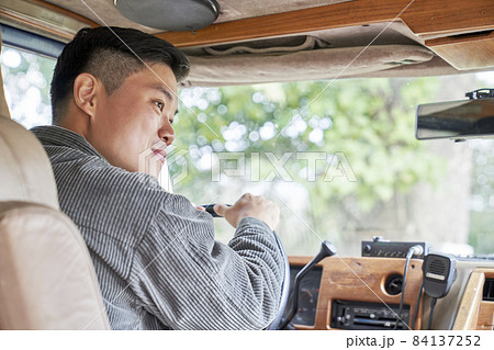 若い男 若い男性 ドライブ 84137252