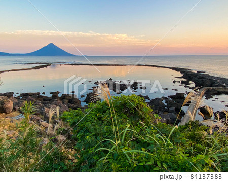 鹿児島県南九州市・開聞岳の夕暮れ 鹿児島県南九州市・開聞岳の夕暮れ 84137383