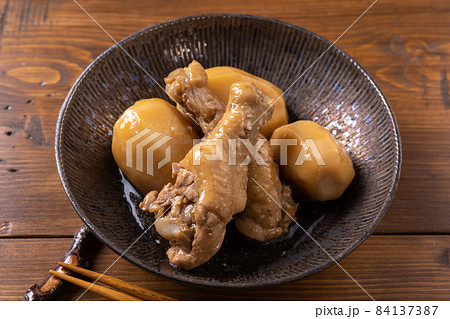 鶏手羽元と里芋の煮物 鶏手羽元と里芋の煮物 84137387