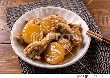 鶏手羽元と大根の煮物 84137425