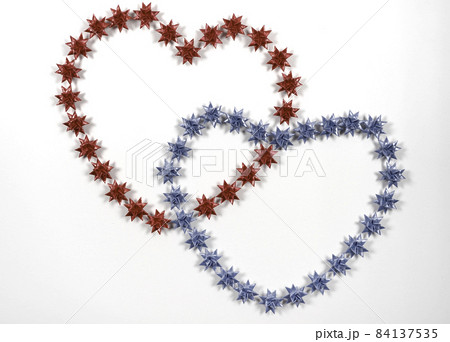 Floding paper stars in red and blueon white background. 84137535
