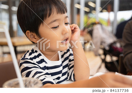 フードコートで食事をしながらお話する4歳児 フードコートで食事をしながらお話する4歳児 84137736