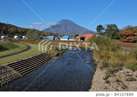 喜茂別川と羊蹄山(北海道喜茂別町) 喜茂別川と羊蹄山(北海道喜茂別町) 84137890