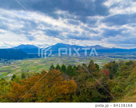 熊本阿蘇・城山展望所から眺める晩秋の阿蘇五岳 84138168
