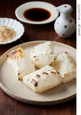 こんがり焼いた切り餅 84138355