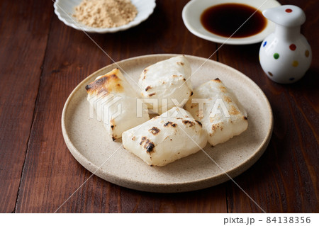 こんがり焼いた切り餅 84138356