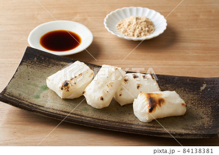 こんがり焼いた切り餅 84138381