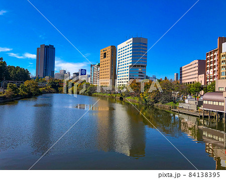 東京市ヶ谷・江戸城外堀に面して建つビル群 東京市ヶ谷・江戸城外堀に面して建つビル群 84138395