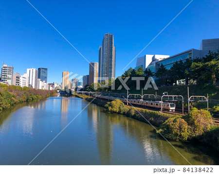 東京市ヶ谷・江戸城外堀に面して建つビル群 84138422