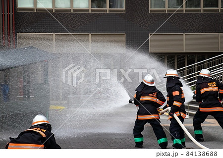 消防隊員による放水による消火訓練 84138688