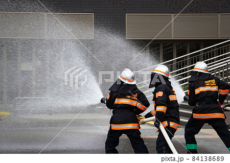 消防隊員による放水による消火訓練 84138689