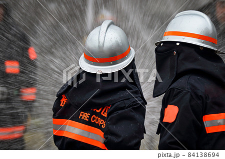 消防隊員による放水による消火訓練 84138694