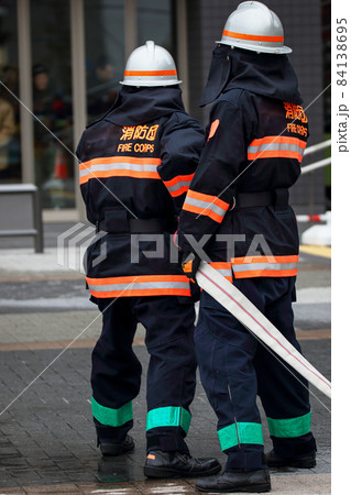 消防隊員による放水による消火訓練 84138695