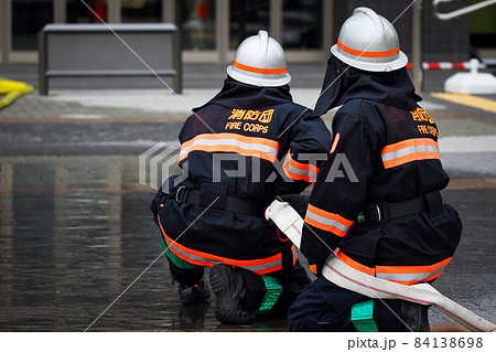 消防隊員による放水による消火訓練 84138698