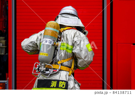 酸素ボンベ、防火服などフル装備で出動準備をする消防隊員 84138711