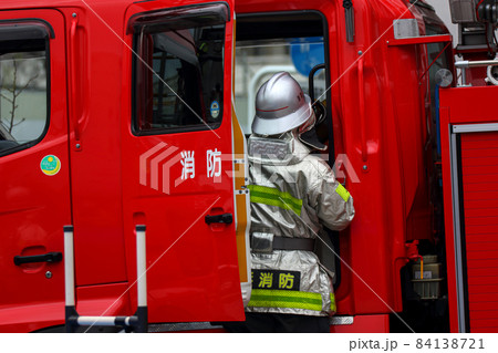 酸素ボンベ、防火服などフル装備で出動準備をする消防隊員 84138721
