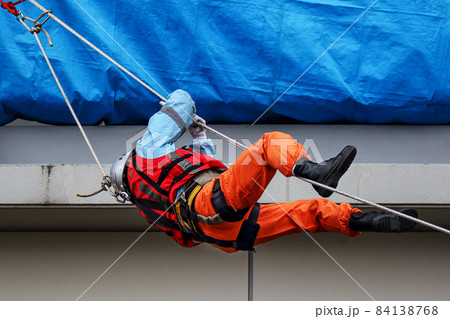 レスキュー隊員による綱渡りで救助活動を行う消防訓練 レスキュー隊員による綱渡りで救助活動を行う消防訓練 84138768