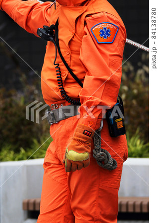 レスキュー隊員のオレンジ色の活動服の写真素材 [84138780] - PIXTA