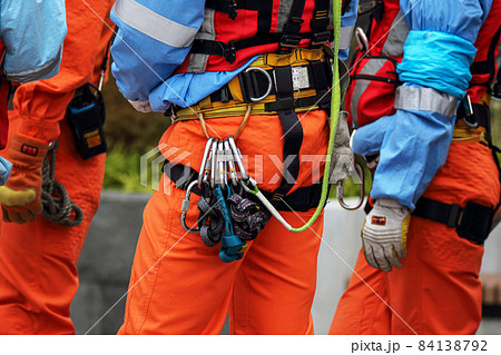 ロープなどフル装備で救助訓練を行うレスキュー隊員 84138792