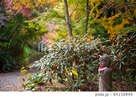 秋の晴天に紅葉が色ずく山と地蔵さんの風景 84138899