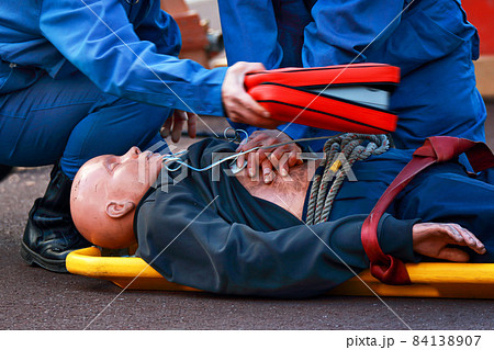 レスキューマネキンを使いAEDによる救急救命訓練を行う消防隊員 84138907