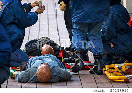 レスキューマネキンを使いAEDによる救急救命訓練を行う消防隊員 84138915