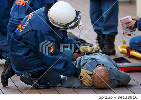 レスキューマネキンを使いAEDによる救急救命訓練を行う消防隊員 84138916