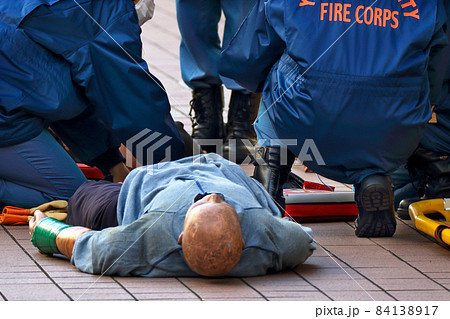 レスキューマネキンを使いAEDによる救急救命訓練を行う消防隊員 84138917
