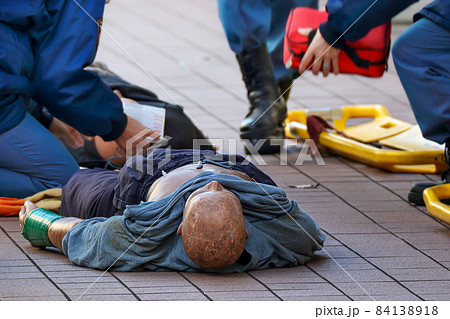 レスキューマネキンを使いAEDによる救急救命訓練を行う消防隊員 84138918
