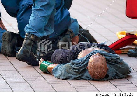 レスキューマネキンを使いAEDによる救急救命訓練を行う消防隊員 84138920