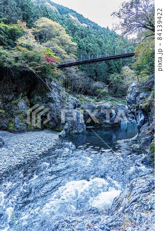 巨岩と急流の覆われた東京の大自然鳩ノ巣渓谷 84139422