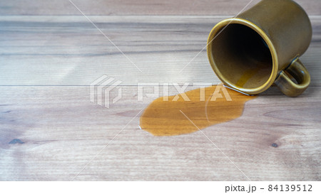 床・フローリングにコーヒーをこぼす 84139512