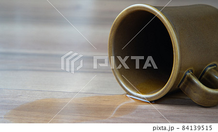 床・フローリングにコーヒーをこぼす 84139515