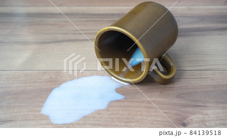 床・フローリングに牛乳をこぼす 84139518