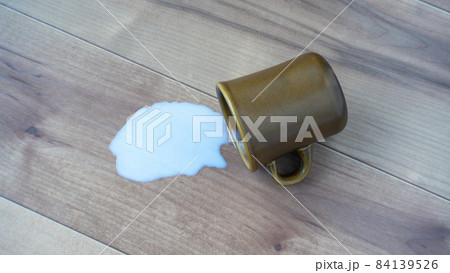 床・フローリングに牛乳をこぼす 84139526