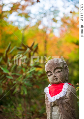 秋の晴天に紅葉が色ずく山と地蔵さんの風景 秋の晴天に紅葉が色ずく山と地蔵さんの風景 84139763